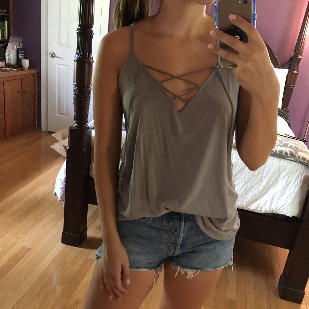 Gray tank with tie